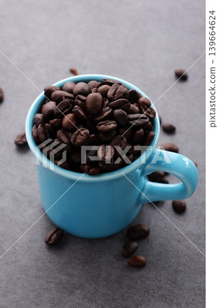 咖啡豆——咖啡杯與烘焙咖啡豆 咖啡豆——咖啡杯與烘焙咖啡豆 139664624