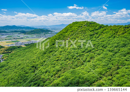 從滋賀縣東近江市赤神山（太郎房山）展望台眺望美乃造山 139665144
