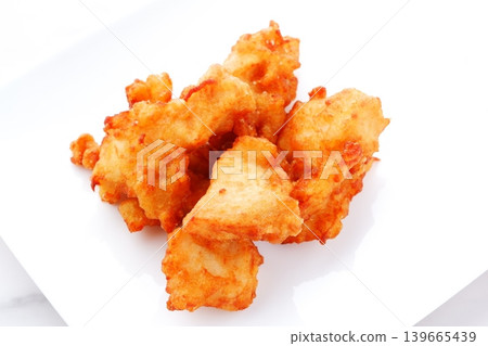 Fried chicken - Freshly fried chicken that looks delicious. Fried chicken - Freshly fried chicken that looks delicious. 139665439