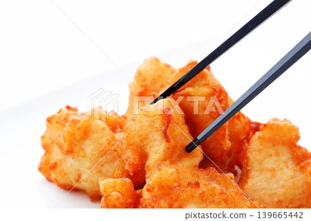 Fried chicken - Freshly fried chicken that looks delicious. Fried chicken - Freshly fried chicken that looks delicious. 139665442
