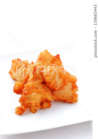 炸雞——新鮮出爐、看起來很美味的炸雞。 炸雞——新鮮出爐、看起來很美味的炸雞。 139665443