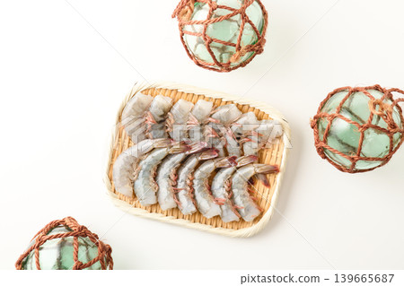 南美白對蝦擺放在篩子上 南美白對蝦擺放在篩子上 139665687