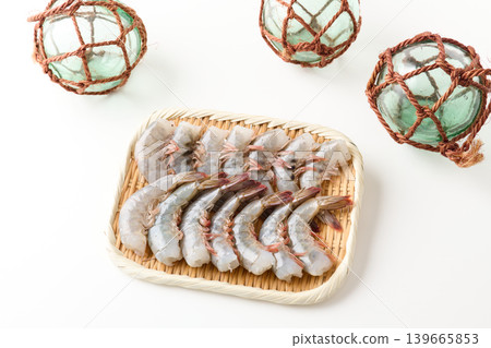 南美白對蝦擺放在篩子上 南美白對蝦擺放在篩子上 139665853