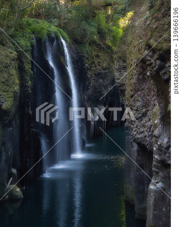 宮崎縣高千穗峽:真奈瀑布 - 神秘峽谷的壯麗景色。 宮崎縣高千穗峽:真奈瀑布 - 神秘峽谷的壯麗景色。 139666196