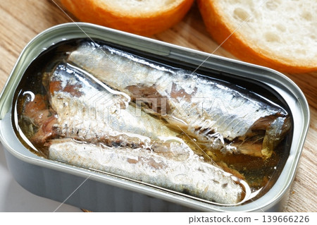 油浸沙丁魚配法國麵包 - 用橄欖油醃製的沙丁魚配新鮮出爐的法國麵包 油浸沙丁魚配法國麵包 - 用橄欖油醃製的沙丁魚配新鮮出爐的法國麵包 139666226