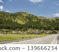 京都府美山茅草屋村：春天的全景，道路和山巒都被新鮮的綠色覆蓋。 139666234