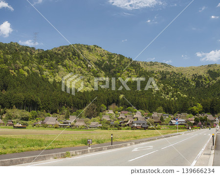 京都府美山茅草屋村：春天的全景，道路和山巒都被新鮮的綠色覆蓋。 139666234