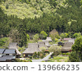 京都府宮山茅吹之鄉：春天從山頂眺望茅草屋頂的村莊和鬱鬱蔥蔥的綠色植物。 139666235