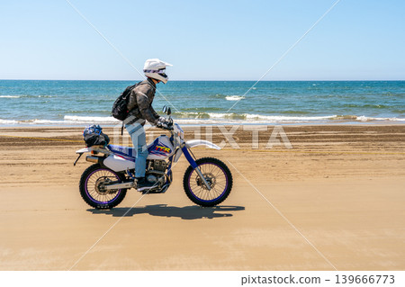 一名男子騎著越野摩托車遊覽知裡濱渚大道。 *照片拍攝地點已在作品評論區註明。 139666773