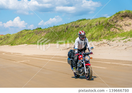 A touring scene of riding a motorcycle along the Chirihama Nagisa Driveway. *The location of the photo is indicated in the comments section of the work. 139666780
