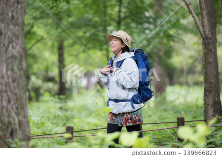 健康的戶外生活方式,適合女性在鬱鬱蔥蔥的森林中健行和登山。 健康的戶外生活方式,適合女性在鬱鬱蔥蔥的森林中健行和登山。 139666823