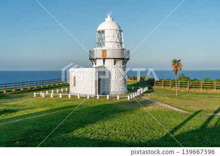 能登半島頂端的六五崎燈塔，以及蔚藍的天空。鈴市的旅遊景點。 *照片拍攝地點已在作品註記中註明。 139667396