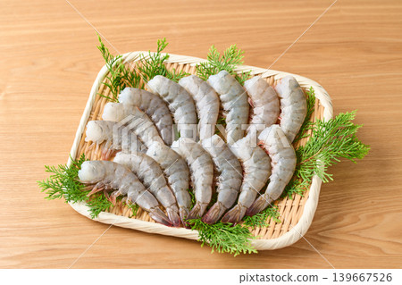 南美白對蝦擺放在篩子上 南美白對蝦擺放在篩子上 139667526