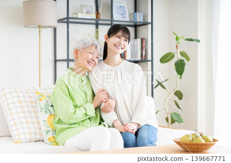 父母和孩子在客廳裡放鬆 父母和孩子在客廳裡放鬆 139667771