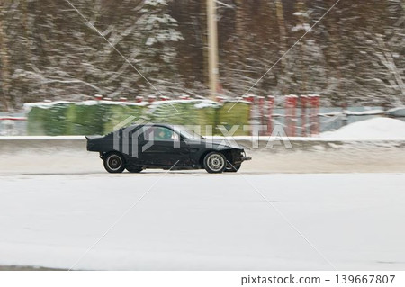 Automobile practitioner refines driving strategies on snowy race track Automobile practitioner refines driving strategies on snowy race track 139667807
