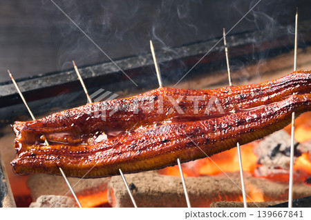 Charcoal-grilled eel kabayaki 139667841