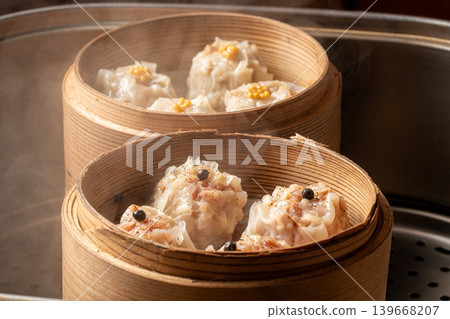 燒賣:一道經典的中國點心,裡面塞滿了鮮嫩多汁的肉餡。 燒賣:一道經典的中國點心,裡面塞滿了鮮嫩多汁的肉餡。 139668207