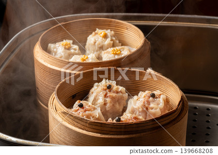 燒賣:一道經典的中國點心,裡面塞滿了鮮嫩多汁的肉餡。 燒賣:一道經典的中國點心,裡面塞滿了鮮嫩多汁的肉餡。 139668208