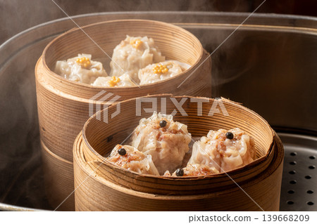 燒賣:一道經典的中國點心,裡面塞滿了鮮嫩多汁的肉餡。 燒賣:一道經典的中國點心,裡面塞滿了鮮嫩多汁的肉餡。 139668209