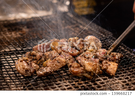 烤雞腿籃：一道用木炭烤製的雞肉菜餚，散發著誘人的香味。 139668217
