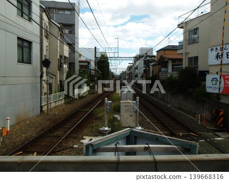 一條筆直的鐵路線穿過居民區 一條筆直的鐵路線穿過居民區 139668316