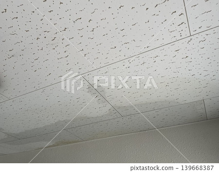 Water leaking from the ceiling 139668387