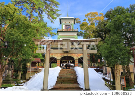 [Ishikawa Prefecture] The silvery gate of Oyama Shrine 139668523
