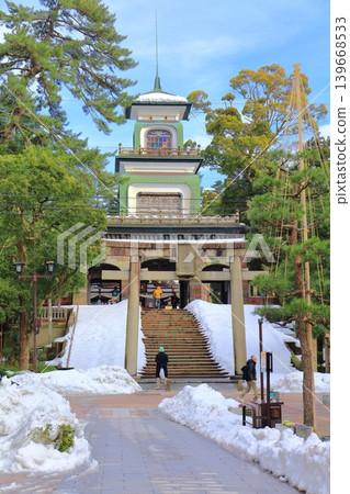 [Ishikawa Prefecture] The silvery gate of Oyama Shrine 139668533