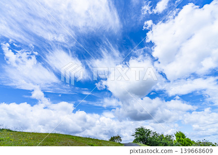 春日的藍天、白雲和草地 139668609