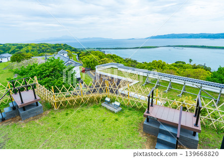 從熊本縣玲北町富岡城主天守閣遺址看到的景色-位於兩腿之間的觀景台。 從熊本縣玲北町富岡城主天守閣遺址看到的景色-位於兩腿之間的觀景台。 139668820
