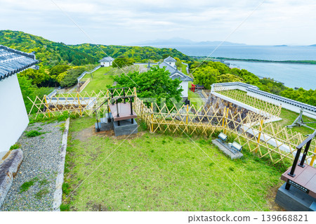 從熊本縣玲北町富岡城主天守閣遺址看到的景色-位於兩腿之間的觀景台。 從熊本縣玲北町富岡城主天守閣遺址看到的景色-位於兩腿之間的觀景台。 139668821
