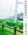 雨天的瀨戶大橋，透過掛滿雨滴的窗戶望去。 139668834