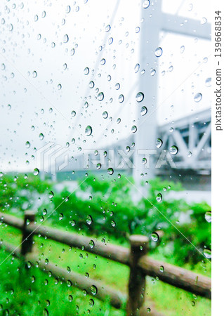 雨天的瀨戶大橋,透過掛滿雨滴的窗戶望去。 雨天的瀨戶大橋,透過掛滿雨滴的窗戶望去。 139668834