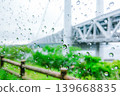 雨天的瀨戶大橋，透過掛滿雨滴的窗戶望去。 139668835