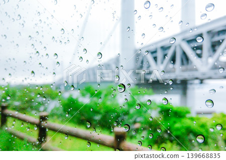 雨天的瀨戶大橋,透過掛滿雨滴的窗戶望去。 雨天的瀨戶大橋,透過掛滿雨滴的窗戶望去。 139668835