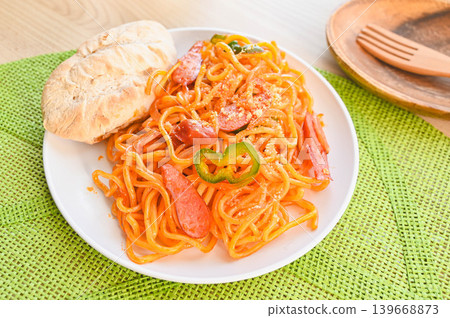 Nostalgic ketchup-flavored Neapolitan spaghetti and bread Nostalgic ketchup-flavored Neapolitan spaghetti and bread 139668873