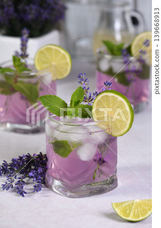 Cocktail Lavender Mojito 139668913