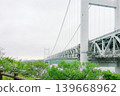 雄偉的瀨戶大橋在陰雲密佈的天空下橫跨天際。 139668962