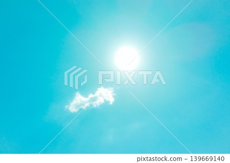 陽光燦爛地照耀著湛藍的天空,朵朵白雲飄浮其間。 陽光燦爛地照耀著湛藍的天空,朵朵白雲飄浮其間。 139669140
