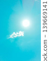 陽光燦爛地照耀著湛藍的天空，柔軟的白雲輕輕飄蕩。 139669141
