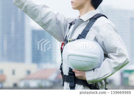 工人穿著全身式安全帶 工人穿著全身式安全帶 139669989