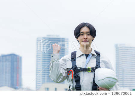 工人穿著全身式安全帶 工人穿著全身式安全帶 139670001