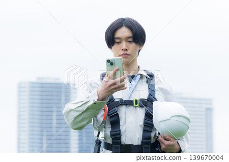 工人穿著全身式安全帶 139670004
