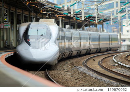 一列700系「鐵路之星」列車從德山站(JR西日本)出發 一列700系「鐵路之星」列車從德山站(JR西日本)出發 139670062