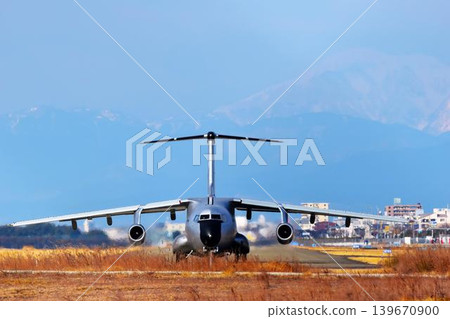 一架C-1 FTB(運輸機)正在降落。 一架C-1 FTB(運輸機)正在降落。 139670900