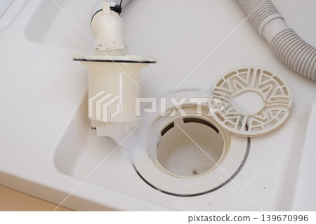 我正在用洗滌劑清理洗衣機排水管。 139670996