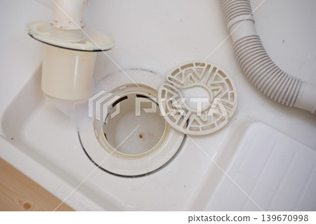 I'm cleaning the washing machine drain with detergent. 139670998