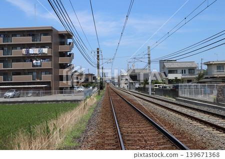 穿過香川縣高松市太田區居民區的鐵路線。 139671368