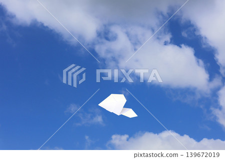 紙飛機在天上飛 紙飛機在天上飛 139672019
