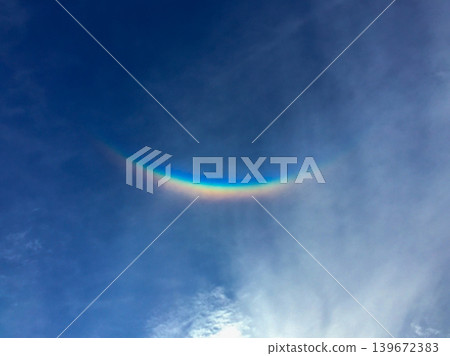 A circumzenithal arc appeared in the blue sky – a rare atmospheric optical phenomenon. 139672383